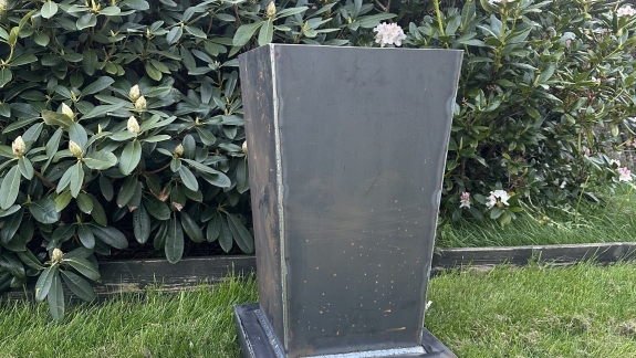 Stor konisk krukke – Havekunst i jern